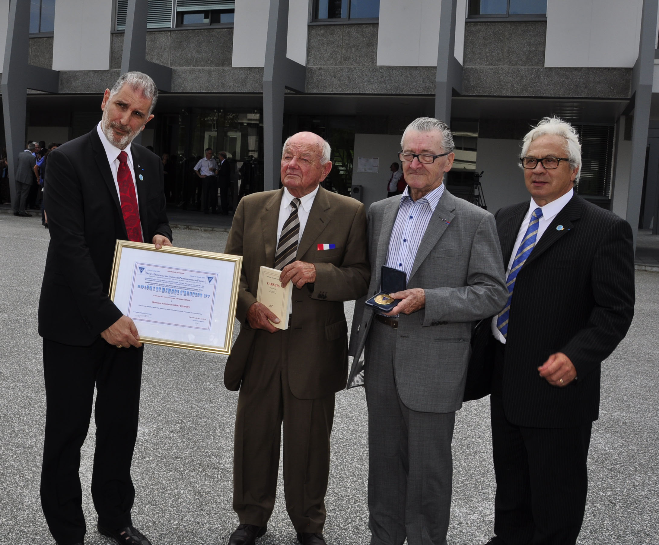 Antoine de Saint Exupéry devient ingénieur