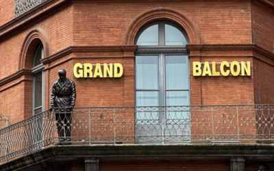 Antoine de Saint Exupéry veille sur Toulouse depuis l’Hôtel du Grand Balcon